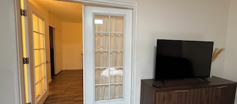 Cozy private suite in pleasant Rio Rancho with AC, WiFi, TV