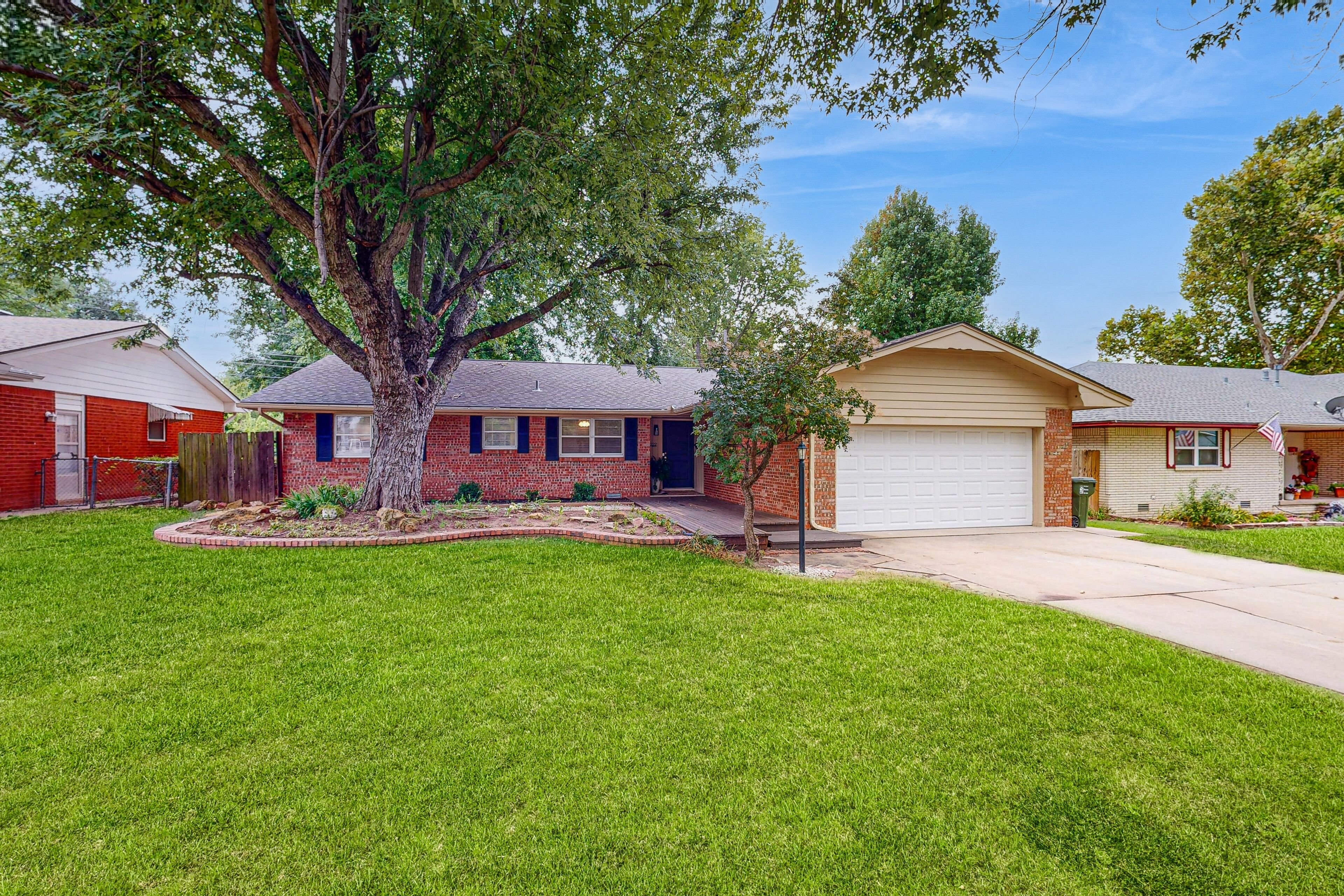 Gorgeous private home, great for families with a private yard, dog friendly