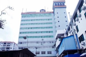 A multi-story building with a flat facade, large windows, and a central entrance. - Saiqi Hotel (Fu'an)