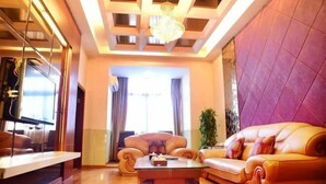 A modern living room with a glass coffee table, leather sofas, and a chandelier. - Saiqi Hotel (Fu'an)