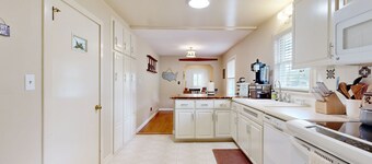 Charming Waynesville retreat: dog-friendly, nature views, near creek & trails