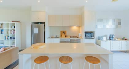 3 Bedroom Condo - Access to Pool Torquay