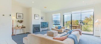 3 Bedroom Condo - Access to Pool Torquay