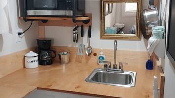 Réfrigérateur, micro-ondes, cafetiÚre/bouilloire