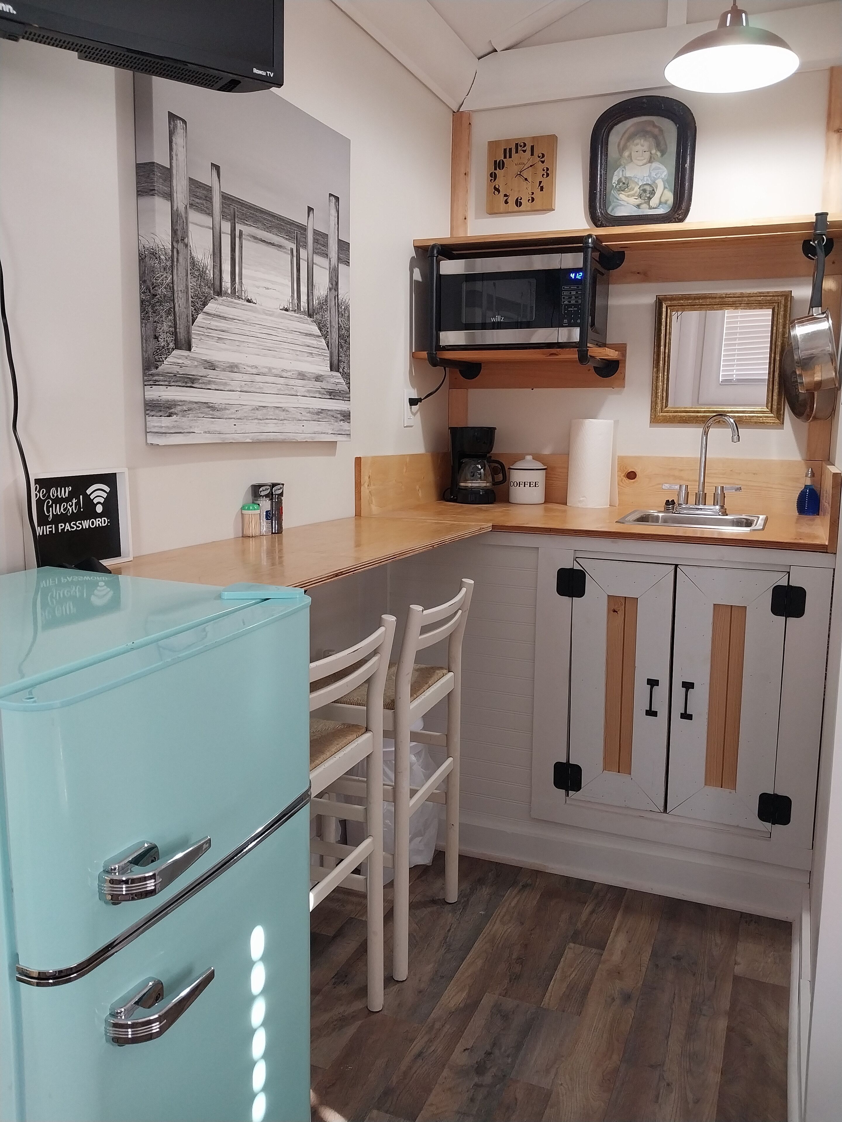 Réfrigérateur, micro-ondes, cafetière/bouilloire