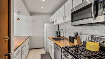 Fridge, microwave, stovetop, dishwasher