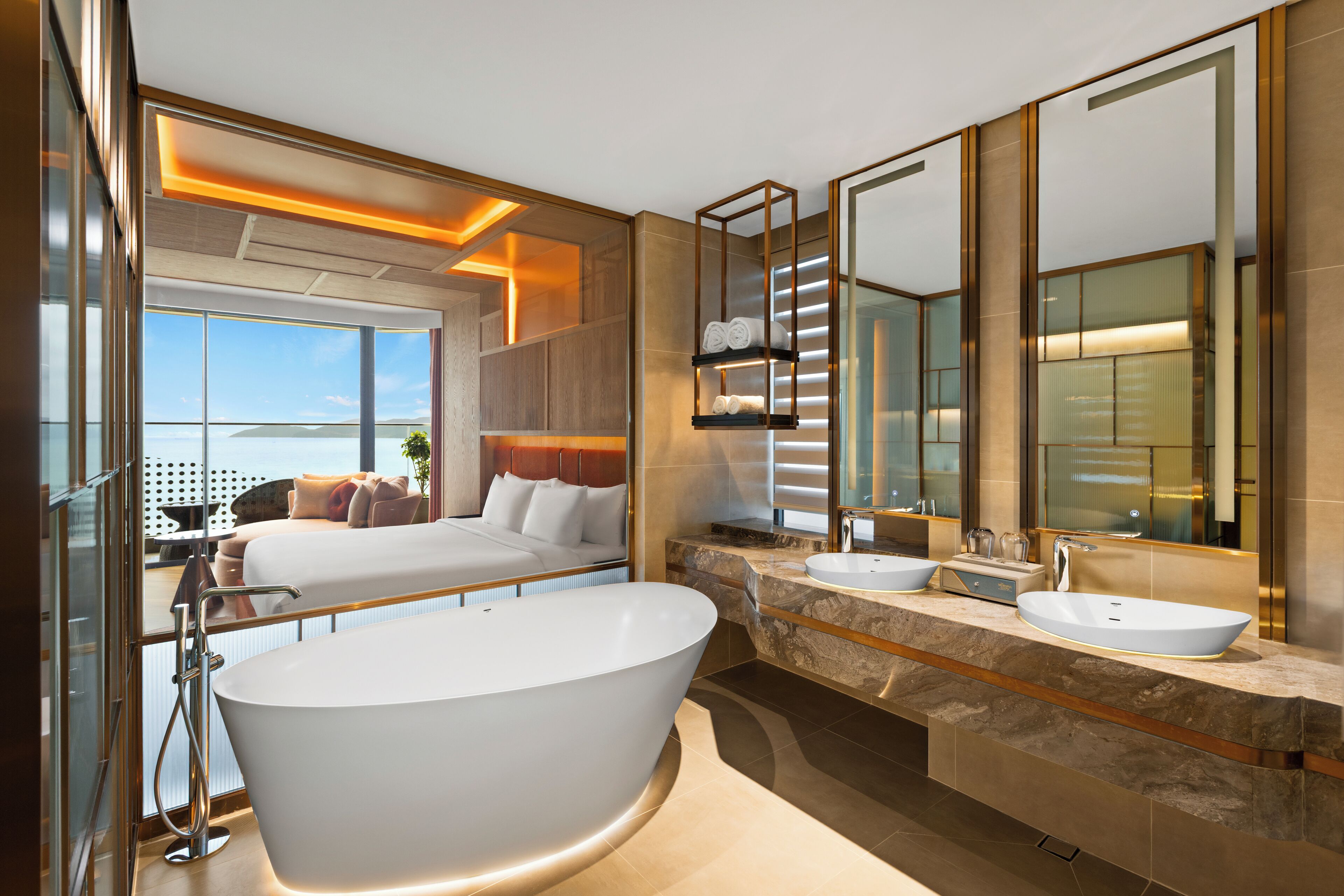 Une salle de bain moderne avec une grande baignoire, deux lavabos et un grand miroir.