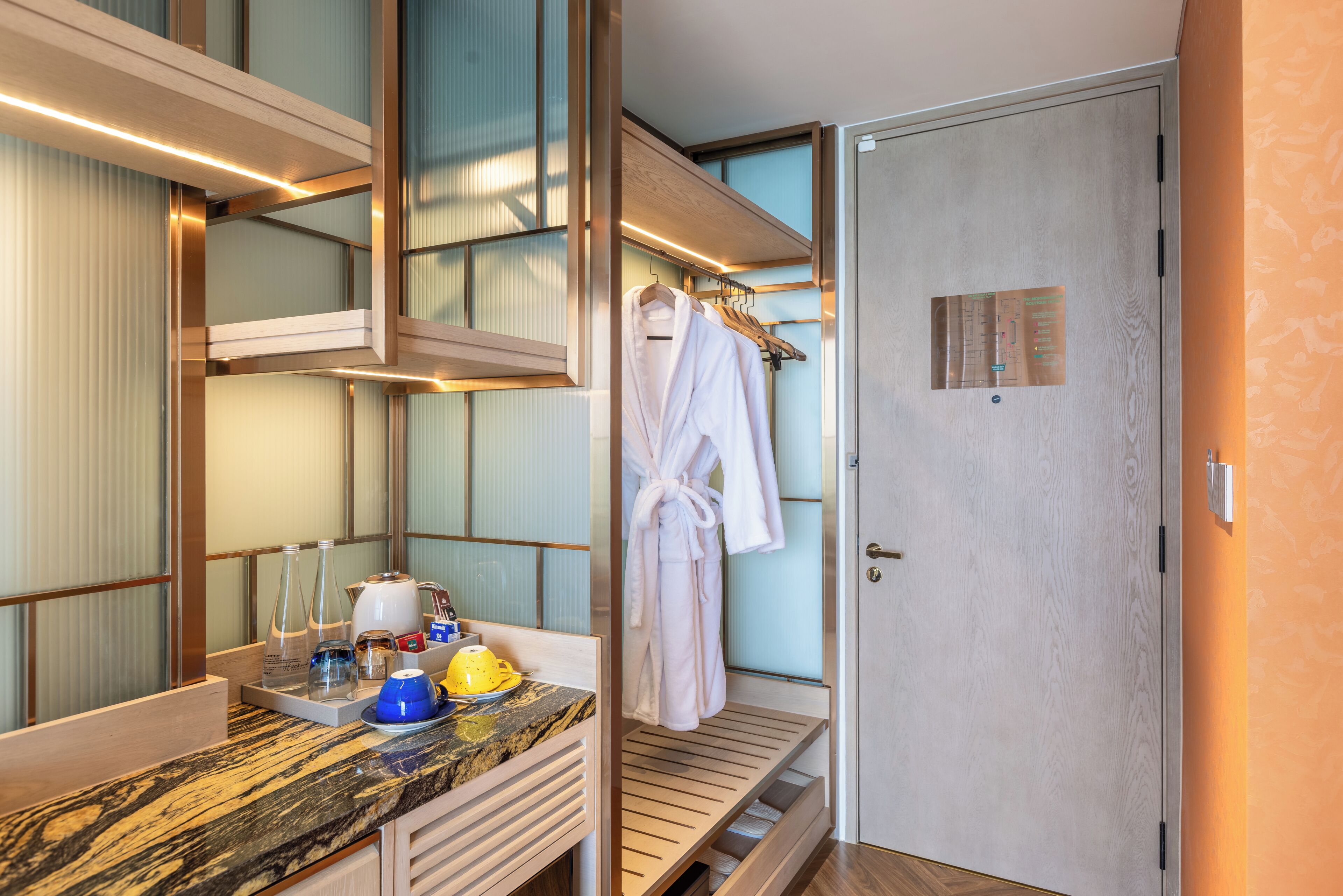 Hochwertige Bettwaren, Minibar, Zimmersafe, individuell dekoriert