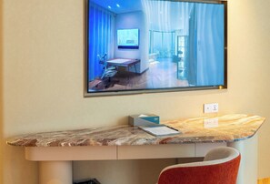 Hochwertige Bettwaren, Minibar, Zimmersafe, individuell dekoriert