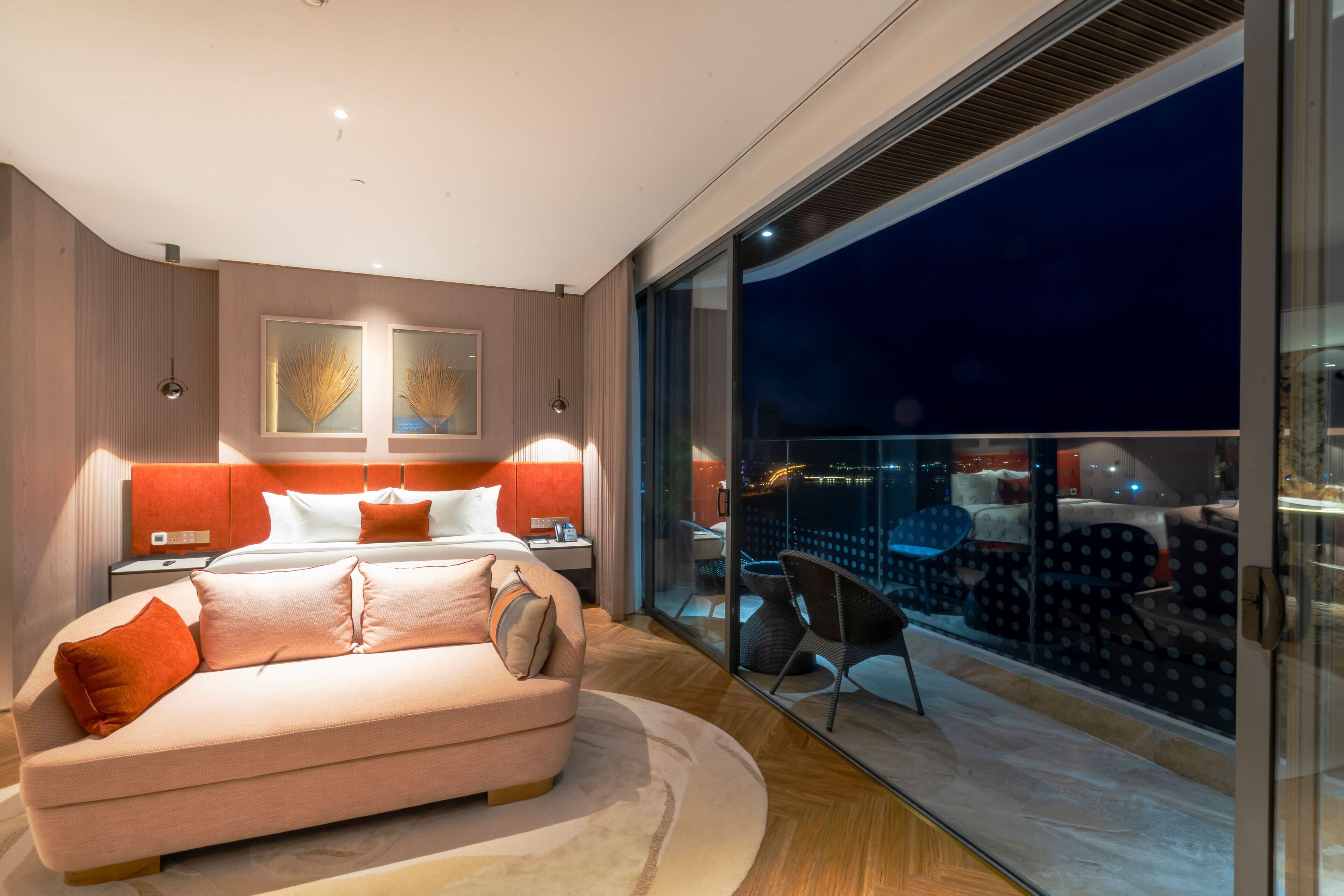 Literie de qualité, minibar, coffre-fort, décor unique