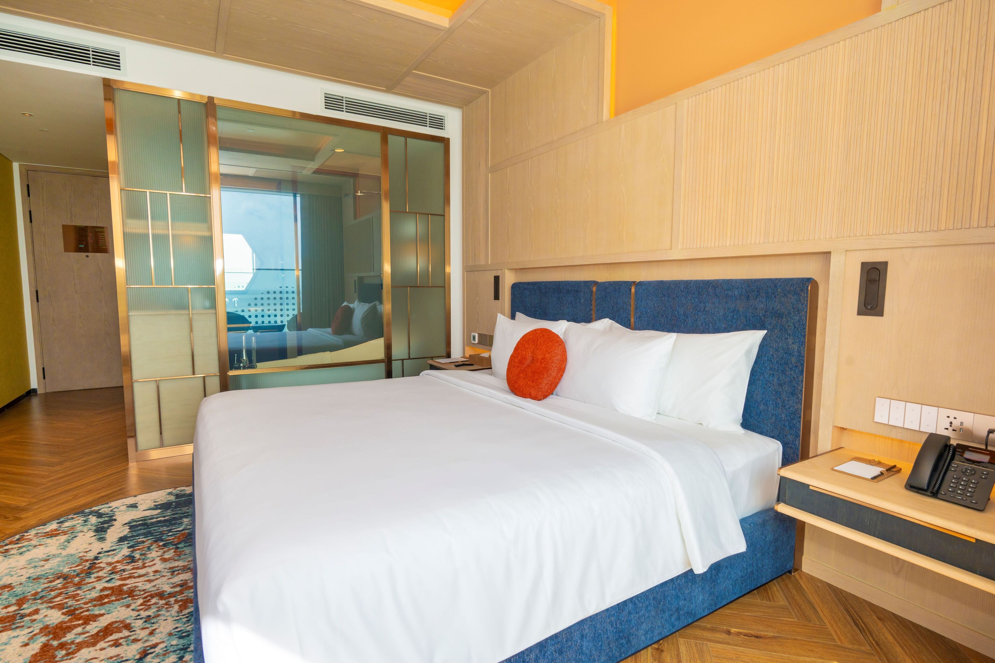 Hochwertige Bettwaren, Minibar, Zimmersafe, individuell dekoriert