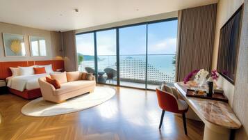 Luxe beddengoed, een minibar, een kluis op de kamer