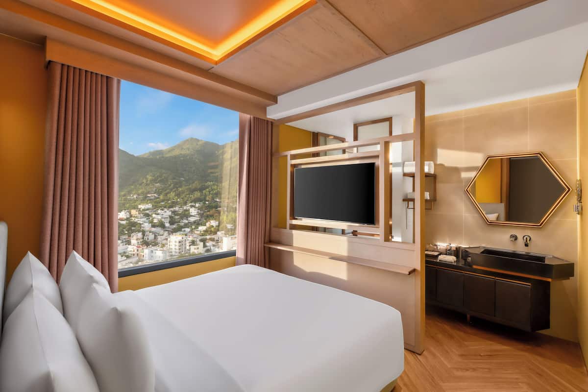 Chambre Classique, 1 grand lit, vue montagne | Literie de qualité supérieure, minibar, coffres-forts dans les chambres