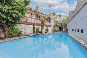 Una piscina al aire libre