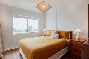 3 bedrooms, iron/ironing board, bed sheets