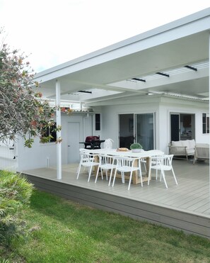Outdoor dining - Bawley Palm Springs with direct beach access (Bawley Point)