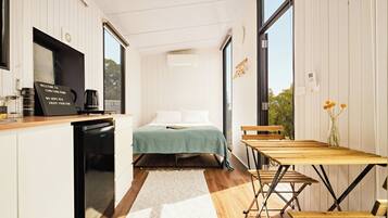 1 bedroom, bed sheets
