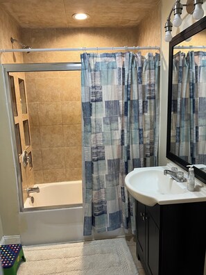 Hårføner, håndklær, såpe og toalettpapir