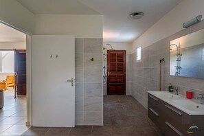 Hair dryer, towels, soap - Villa Malinina, swimming pool, sea view (Les Anses-d'Arlet.)