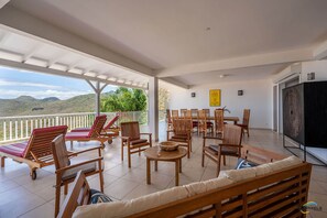Outdoor dining - Villa Malinina, swimming pool, sea view (Les Anses-d'Arlet.)