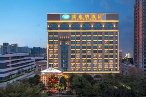 A multi-story hotel with a prominent entrance, large windows, and a well-lit facade. - Vienna Hotel (Foshan Qiandeng Lake) (Foshan)