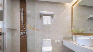 A modern bathroom with a glass shower enclosure, a toilet, a sink, and a mirror. - Vienna Hotel (Foshan Qiandeng Lake) (Foshan)