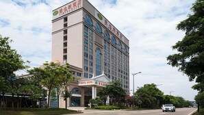 A multi-story hotel with a prominent entrance, large windows, and a clear sky. - Vienna Hotel (Foshan Qiandeng Lake) (Foshan)
