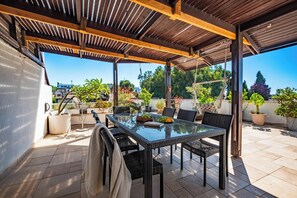 Outdoor dining - Hasharon Rooftop Oasis by Sea N' Rent (Ramat Hasharon)