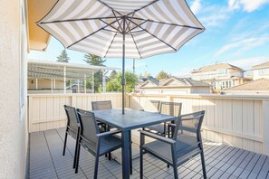 Outdoor dining - Clean and Cozy Vancouver Getaway (Vancouver)