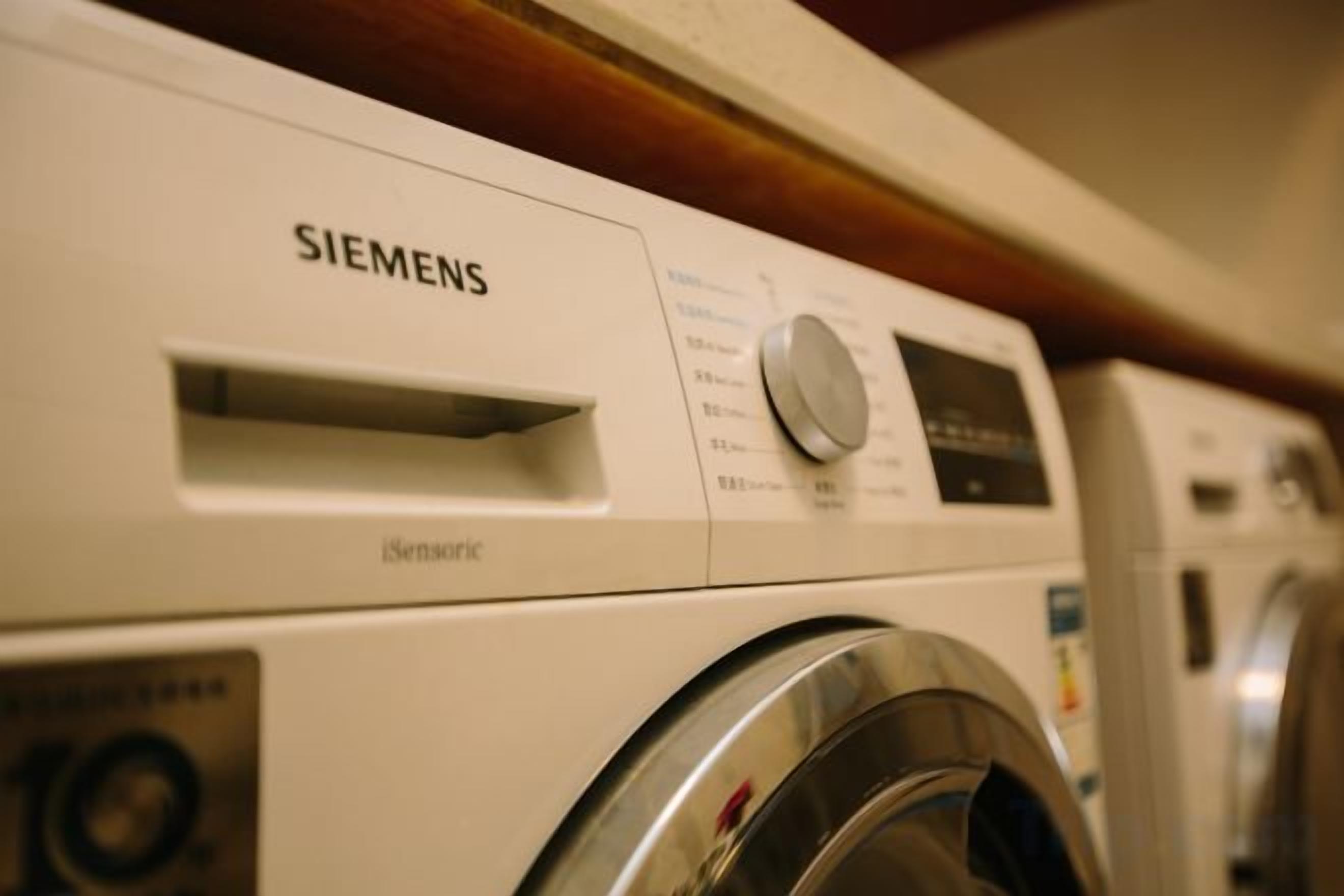 Eine Waschmaschine der Marke Siemens mit Bedienfeld und Sensor.