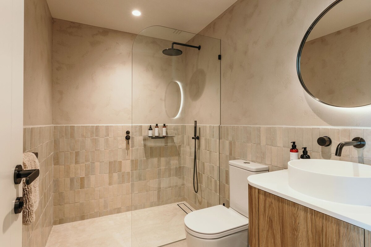 Ein modernes Badezimmer mit Dusche, Toilette und Waschbecken.