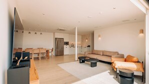 Casa familiar | Sala d'estar | Televisor intel·ligent de 65 polzades amb canals digitals i Netflix 