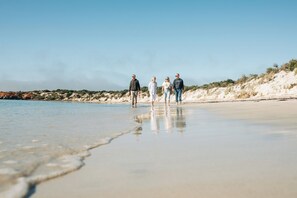 Private beach, beach cabanas, beach towels, sailing - Rumi On Louth (Louth Island)