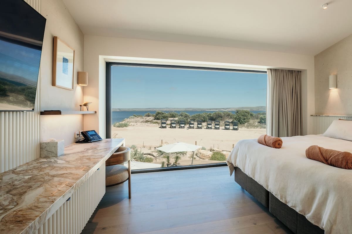 Deluxe kamer, 1 kingsize bed, uitzicht op oceaan | Luxe beddengoed, een kluis op de kamer, verduisterende gordijnen