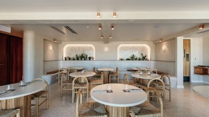 Petit déjeuner, déjeuner et dîner servis sur place, vue sur la plage