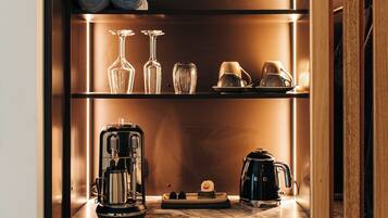 Premium bedding, in-room safe, blackout curtains, free WiFi