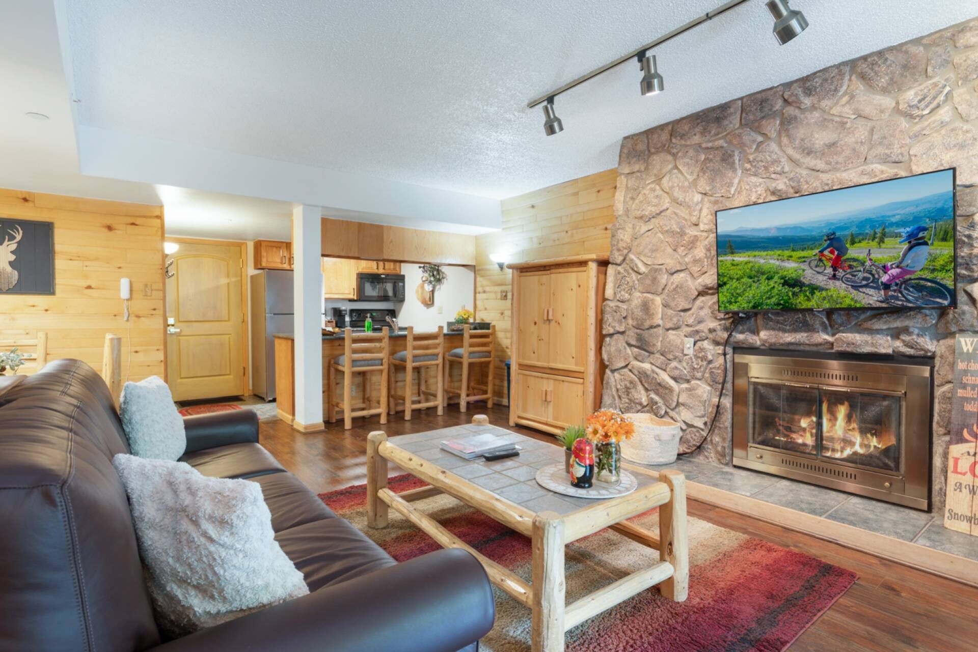 Älytelevisio, takka, musiikkikirjasto