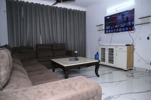 Living area - 4-bedroom villa in welcoming Lucknow with AC, WiFi. Enjoyable stay guaranteed (Lucknow)