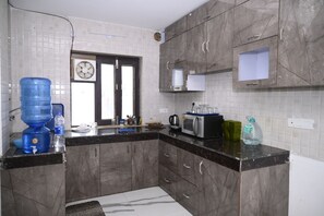 Private kitchen - 4-bedroom villa in welcoming Lucknow with AC, WiFi. Enjoyable stay guaranteed (Lucknow)