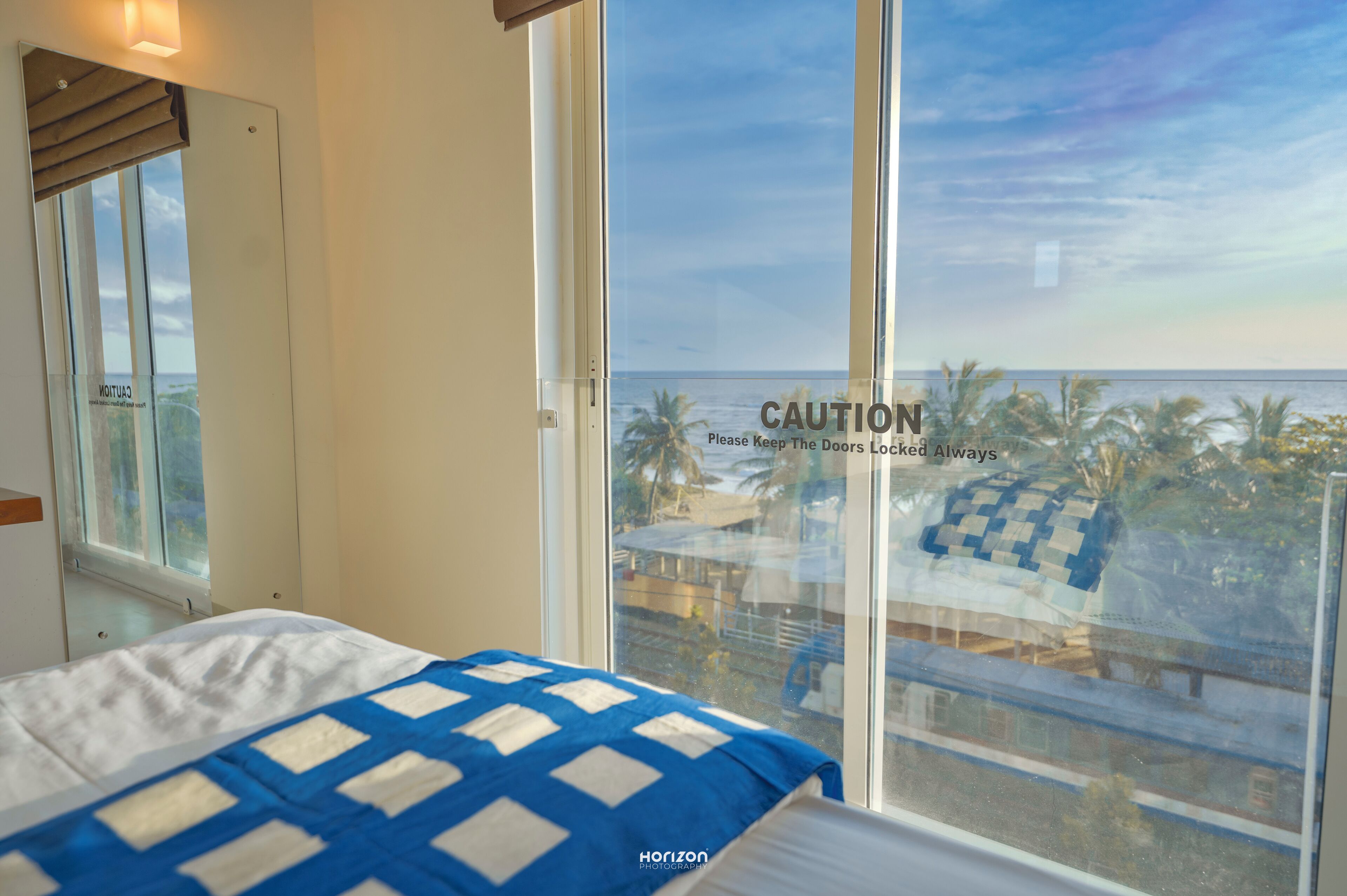 Deluxe kamer, 1 twee- of 2 eenpersoonsbedden, uitzicht op zee | Een kluis op de kamer, een bureau, een laptopwerkplek
