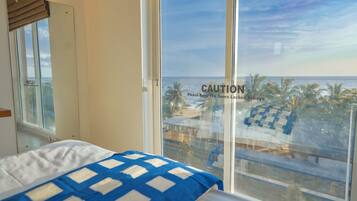 Deluxe kamer, 1 twee- of 2 eenpersoonsbedden, uitzicht op zee | Een kluis op de kamer, een bureau, een laptopwerkplek