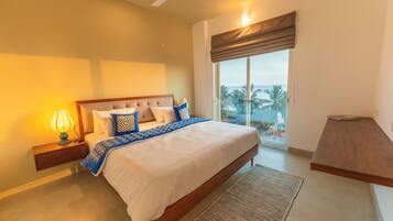 Leilighet – deluxe, sjøutsikt | Safe på rommet, skrivebord og skrivebord for bærbar PC