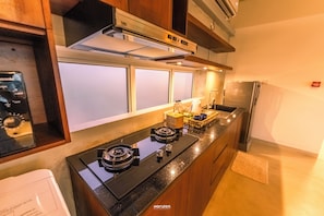 Deluxe Apartment, Sea View | Private kitchen