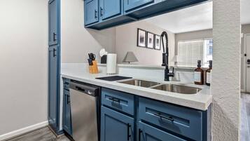 Een koelkast, een oven, een kookplaat, een vaatwasser