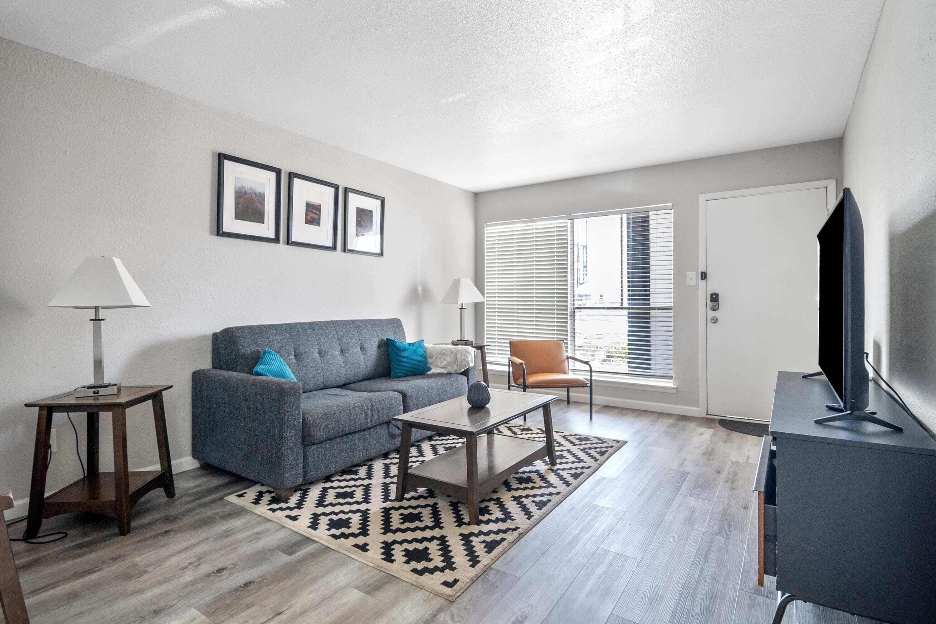 Een televisie en een kantoor