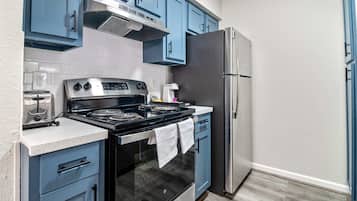 Fridge, oven, stovetop, dishwasher