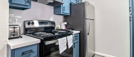 Fridge, oven, stovetop, dishwasher