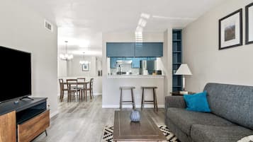 Een televisie en een kantoor