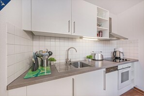 Refrigerador, horno, parrilla de estufa y cafetera y tetera 