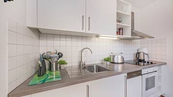 Refrigerador, horno, placa de cocina, cafetera/tetera